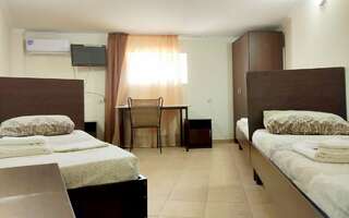 Гостевой дом Милана Витязево Четырехместный номер эконом-класса-1