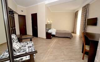 Гостевой дом Милана Витязево 3-местная комната полулюкс с балконом-5