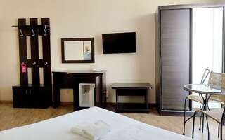 Гостевой дом Милана Витязево Комната полулюкс с 1 двуспальной кроватью с балконом-3