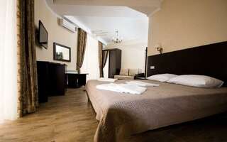 Гостевой дом Милана Витязево 4-местная комната полулюкс с балконом-1