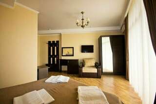 Гостевой дом Милана Витязево Полулюкс 2-местный с балконом-6